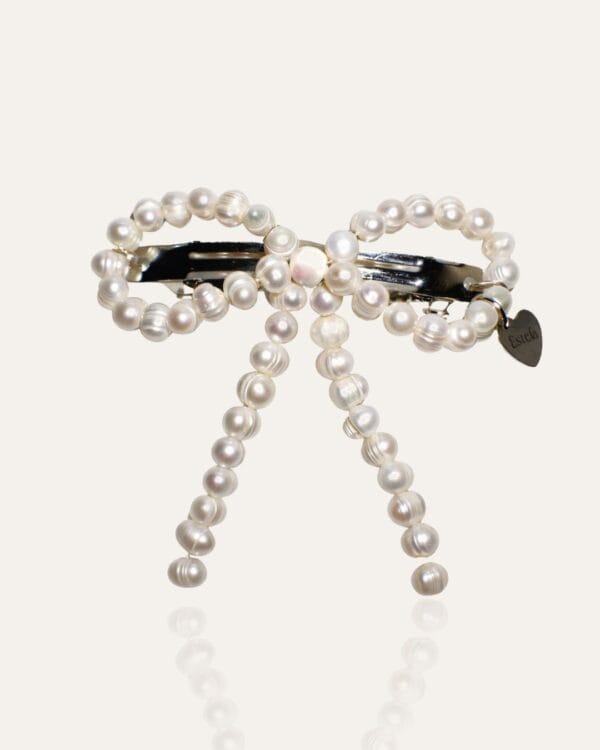 Hair clip with pearl bow