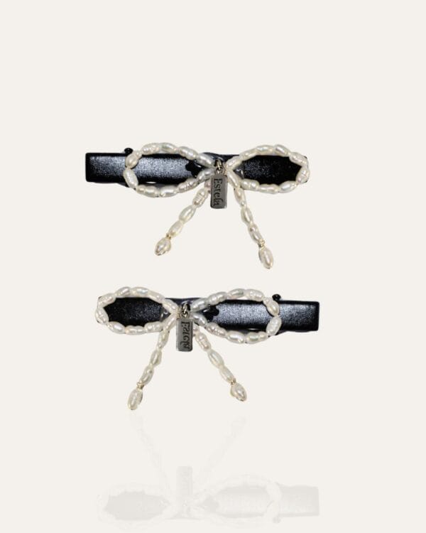 119 Set of 2 hair clips with freshwater pearl bows