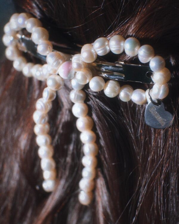 Hair clip with pearl bow