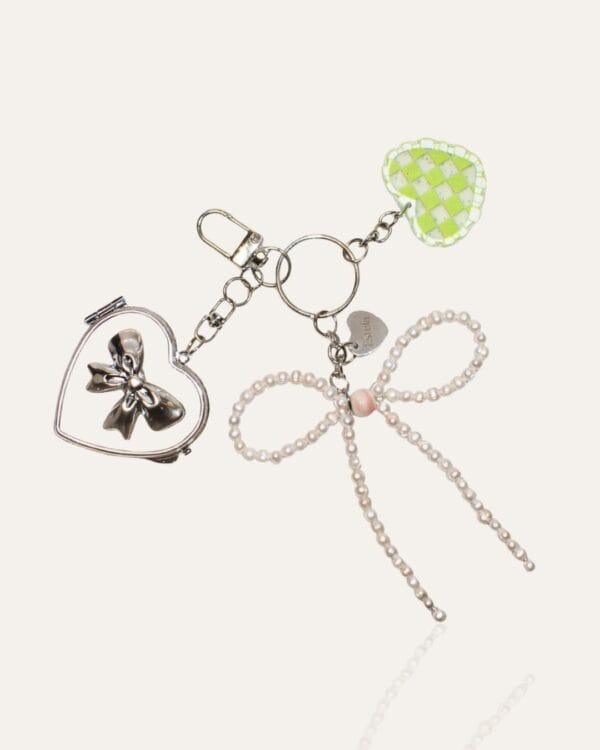 Keychain with pearl bow and heart mirror charm