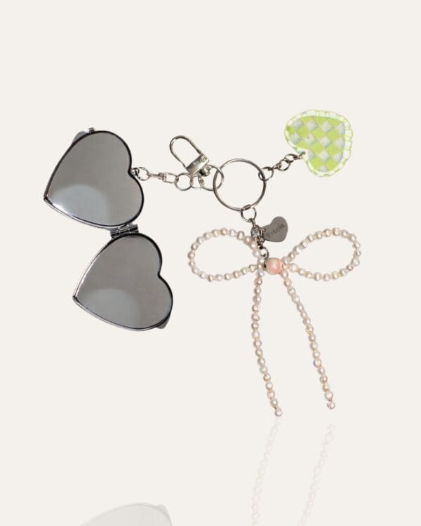 Keychain with pearl bow and heart mirror charm