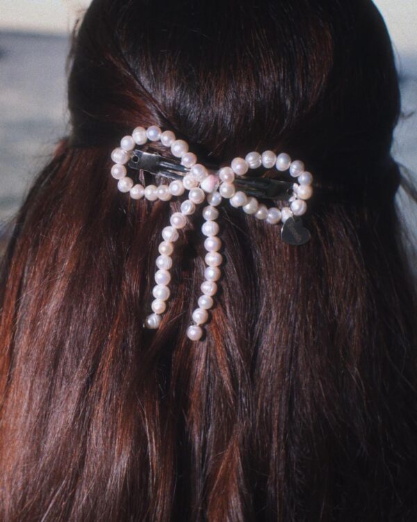 Hair clip with pearl bow