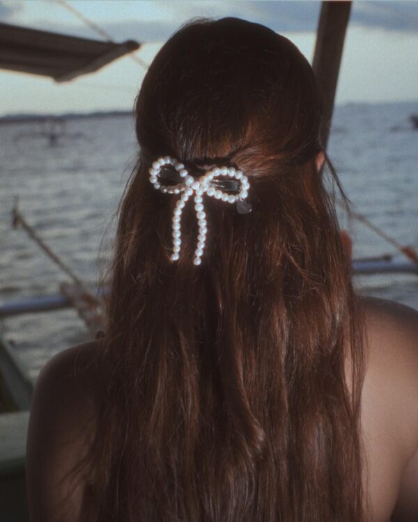 Hair clip with pearl bow