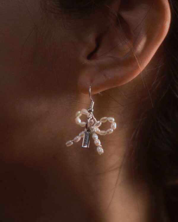 Earrings with pearl bows