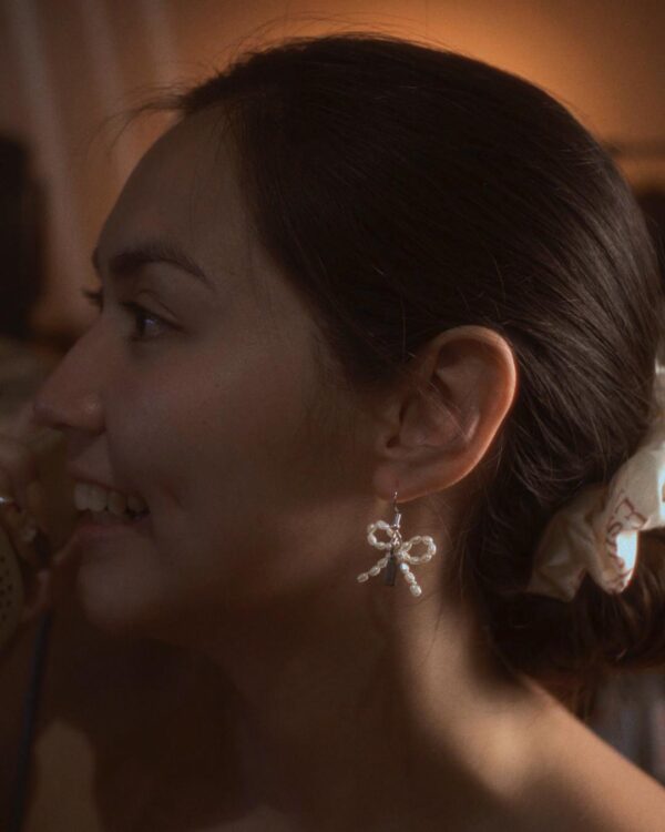 Earrings with pearl bows