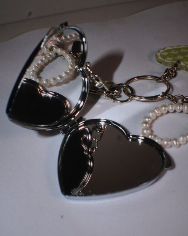 Keychain with pearl bow and heart mirror charm