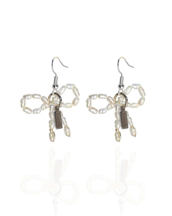 Earrings with pearl bows