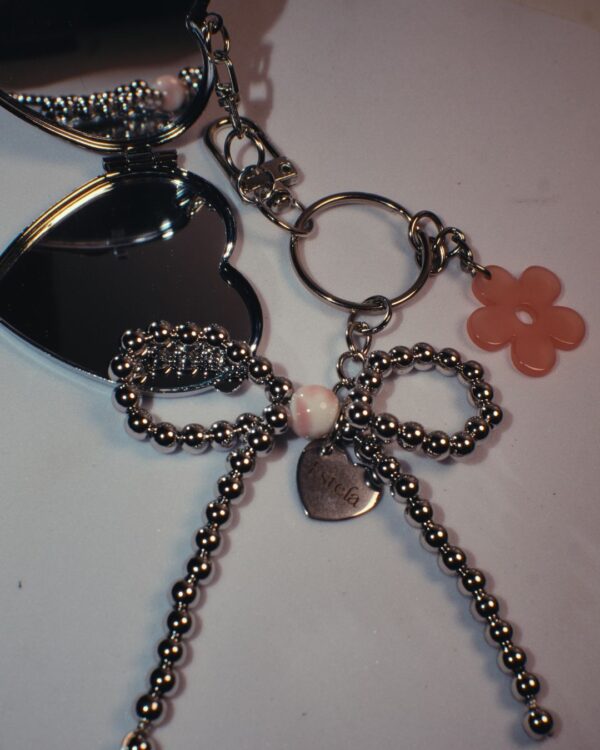 Keychain with white gold bow and heart mirror charm