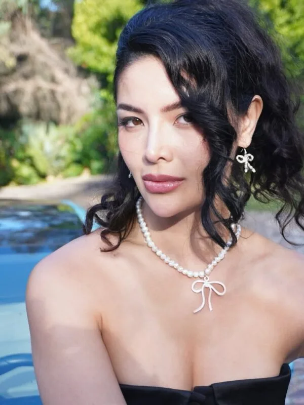 SnapInsta.to_561920982_18535214785010327_9194586600992000789_n Pearl necklace with pink bow charm